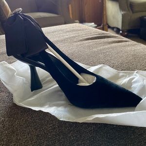 Black heels size 6. NWT